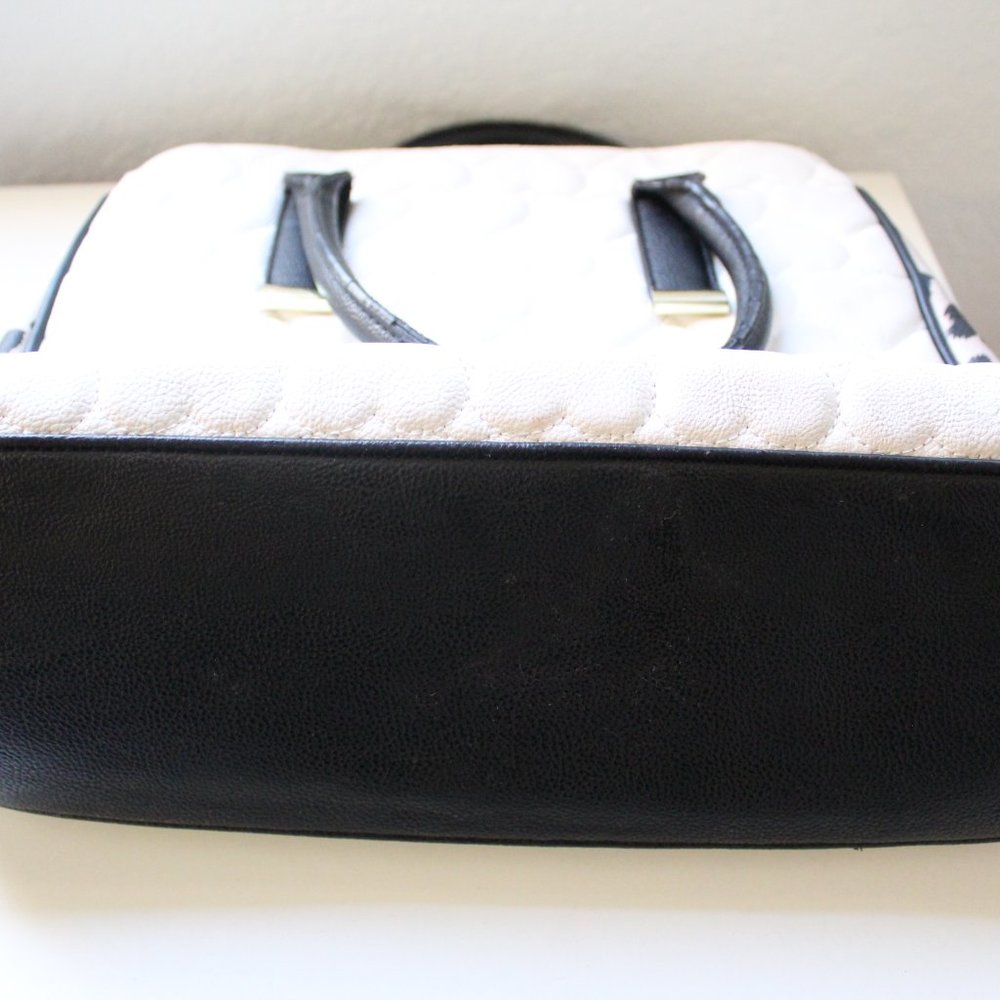 BETSEY JOHNSON BLACK & WHITE HEART PURSE - Picture 7 of 11